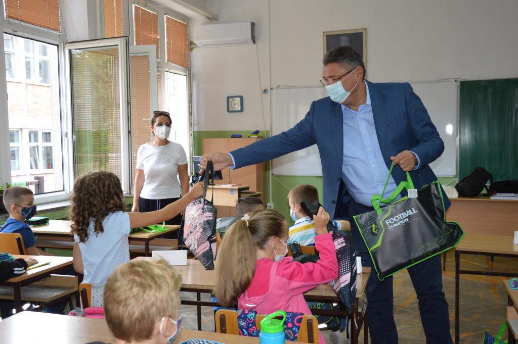 Poklon Paketići za Đake Prvake Čukaričkih Škola