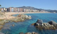 Ljoret de Mar je najpoznatije letovalište koje važi za meku mladih turista, zbog mnogobrojnih klubova i barova.