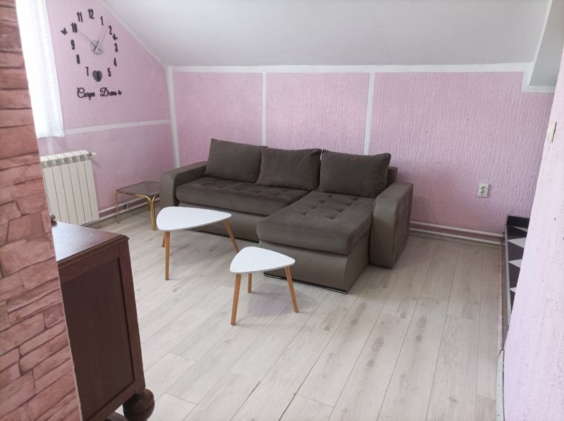 Namešten stan u kući, 50m2, na prvom spratu, zaseban ulaz - Izdavanje Rentiranje Stan Oglasi Beograd