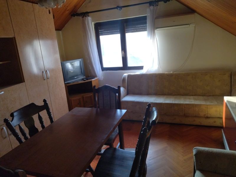 Izdajem namešteno potkrovlje kuće od 30m² u Krnjači - Izdavanje Rentiranje Garsonjera Oglasi Beograd