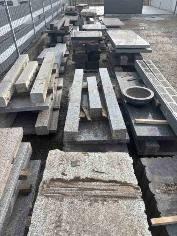Na prodaju 30 m3 granitnih ploca, stubova - Građevinski Materijali Oglasi Beograd