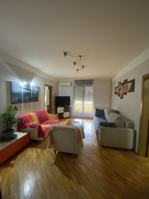 Izdaje se stan - Prvomajska, Zemun - 600 e na I spratu - Izdavanje Rentiranje Stan Oglasi Beograd