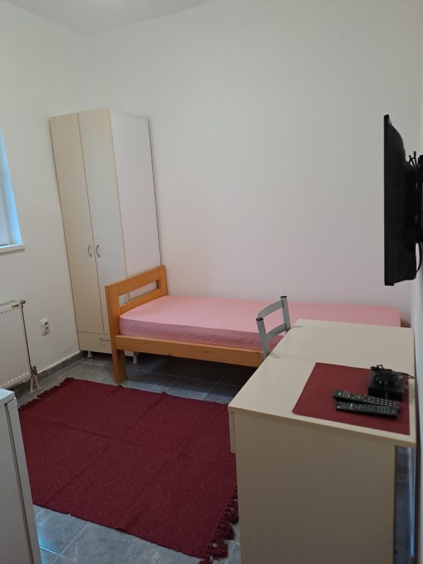 Zemun, Nova Galenika, izdajem sobu za zaposlenu osobu - Izdavanje Rentiranje Soba Oglasi Beograd