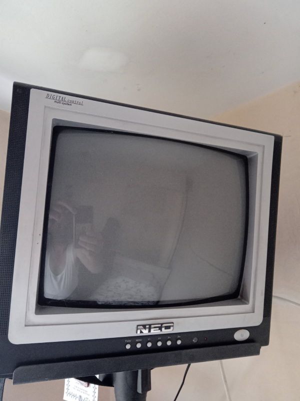 prodajem mali katodni televizor - CRT Televizori Oglasi Beograd