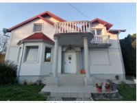 Na prodaju – Prostrana porodična kuća u mirnom delu Beške :: Prodaja Kuća Oglasi Beograd