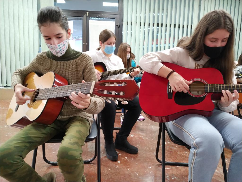 Novogodišnji Koncert Škole Gitare Starčević na Čukarici Novogodišnji Koncert Škole Gitare Starčević na Čukarici