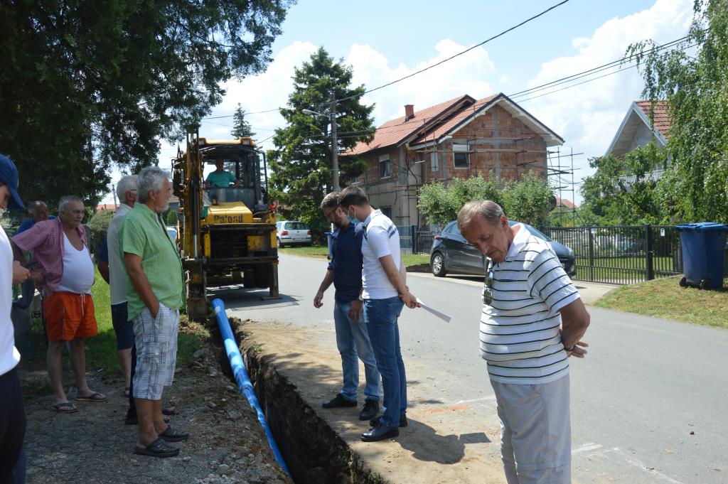 Počela Rekonstrukcija Vodovodne Mreže u Ulicama Miodraga Popovića i Vladana Arsenijevića u Ostružnici