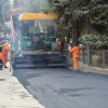 Završni sloj kolovoza postavljen je danas u Ulici Mijatovih njiva u naselju Sremčica. Ekipe JKP „Beograd put“ pre postavljanja novog asfalta popravile su i stare šahtove na kolovozu.