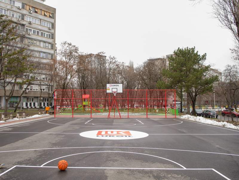 Obnovljen košarkaški teren I park u bloku 2 Novi Beograd Obnovljen košarkaški teren I park u bloku 2 Novi Beograd