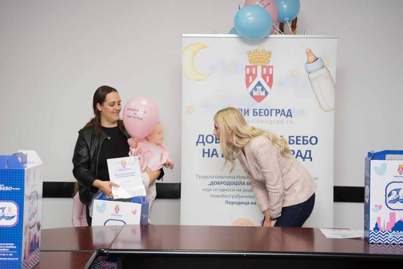 Bebi paketima opština obradovala porodice koje su ove godine dobile prinovu Novi Beograd Bebi paketima opština obradovala porodice koje su ove godine dobile prinovu Novi Beograd