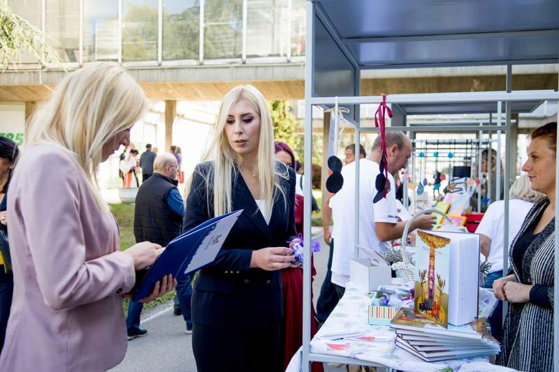 400 Učesnika Priredbe i Ja Sam Dete S Ove Planete Poslalo Poruku Ljubavi - Novi Beograd 400 Učesnika Priredbe i Ja Sam Dete S Ove Planete Poslalo Poruku Ljubavi - Novi Beograd