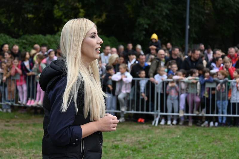 Predsednica Ivana Nikolić podržala humanitarnu trku crvenog krsta Novi Beograd Predsednica Ivana Nikolić podržala humanitarnu trku crvenog krsta Novi Beograd