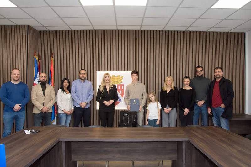Talentovani Mladi Vozač Formule 4 Andrija Kostić Posetio Opštinu Novi Beograd