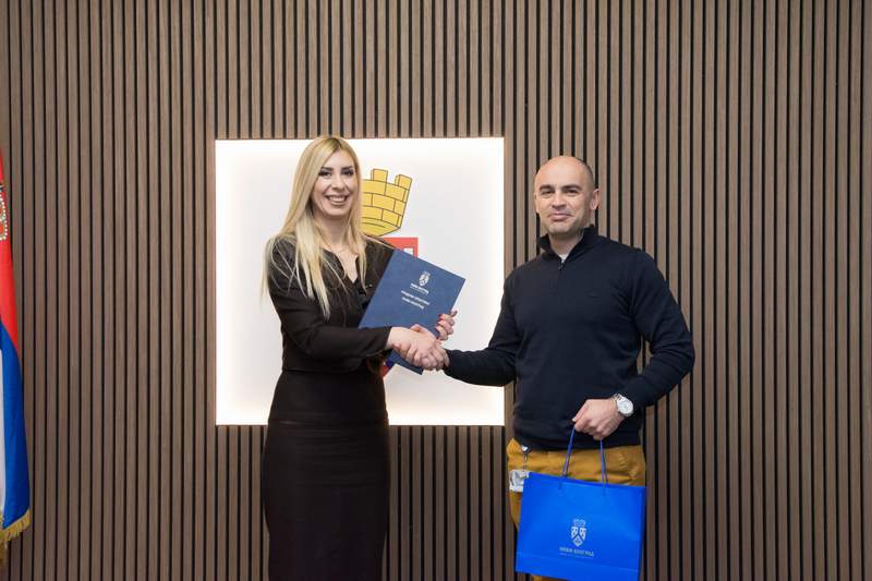 Predsednica nikolić uručila glavnu nagradu dobitniku „novogodišnje tombole“