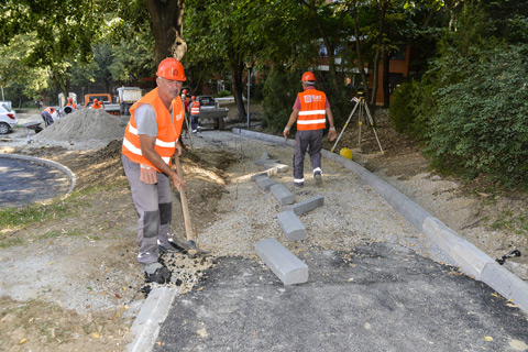 U Toku Radovi na Sređivanju Međublokovskog Prostora u Višnjičkoj Banji u Opštini Palilula