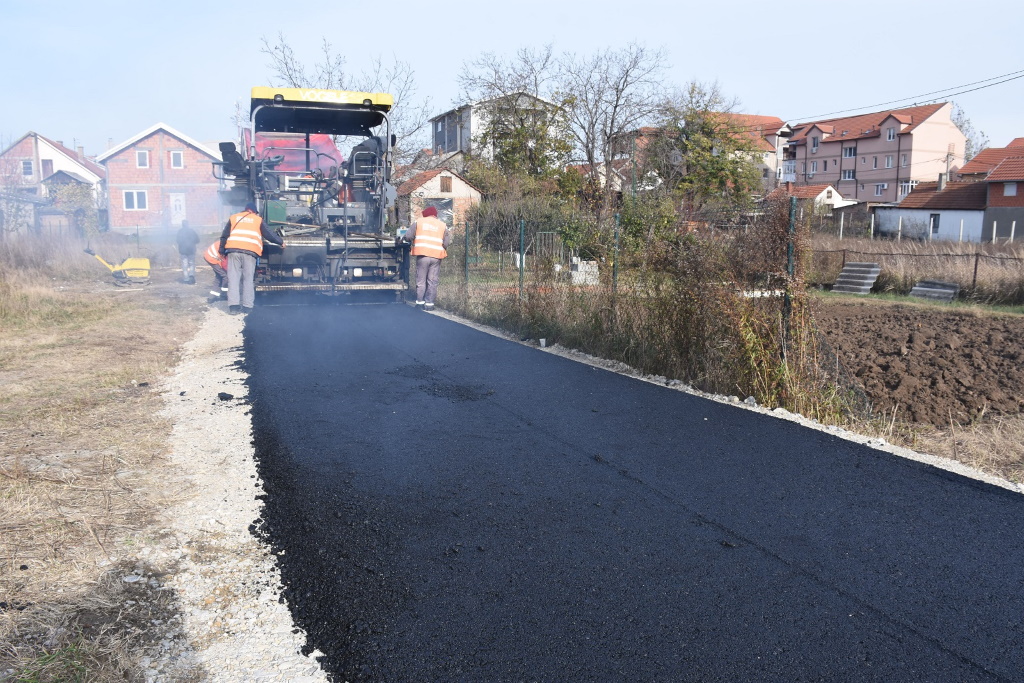 Asfaltiranje Ulice u Naselju Vojni Put u Zemunu