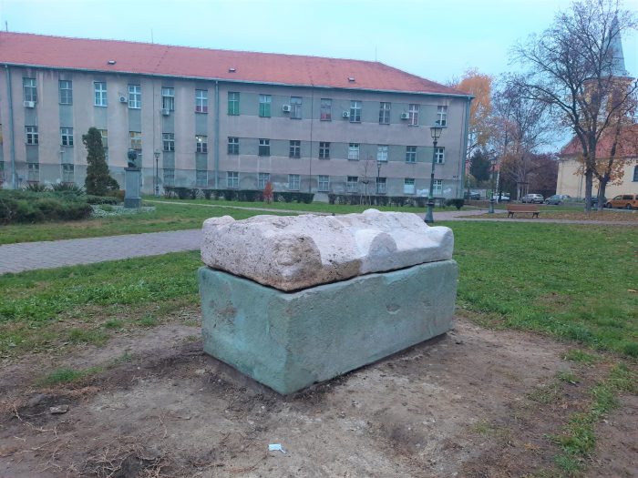 Restauriran Rimski Sarkofag u Zemunskom Parku Restauriran Rimski Sarkofag u Zemunskom Parku
