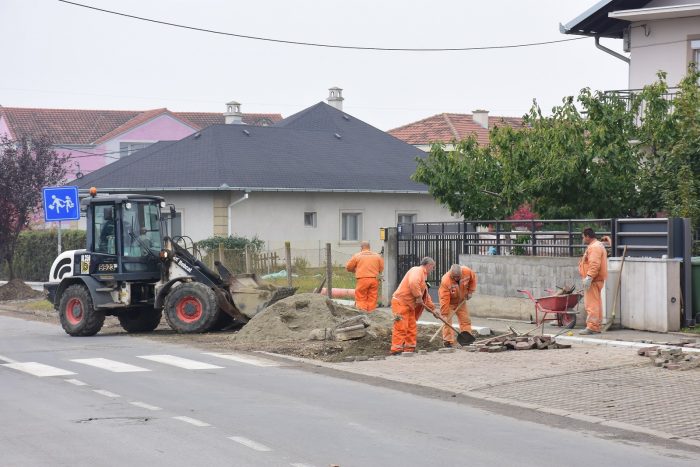 Novi Trotoar kod Vrtiića Milica u Altini u Zemunu Novi Trotoar kod Vrtiića Milica u Altini u Zemunu