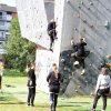 Sunčani jesenji dan članovi Penjačkog kluba Zemun iskoristili su da deo svojih veština demonstriraju srednjoškolcima na veštačkoj steni koja se nalazi na Zemunskom keju.