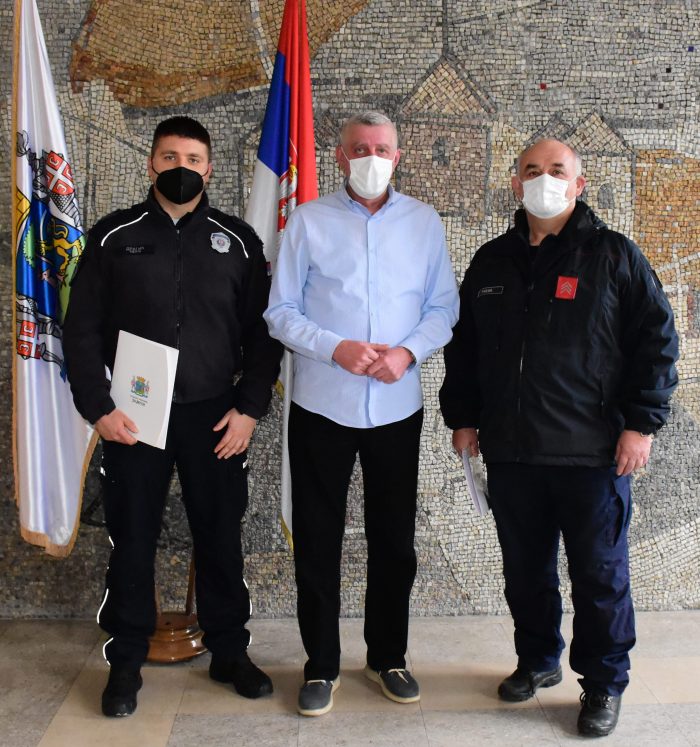 Nagrađeni Najbolji Policajac i Vatrogasac Meseca u Zemunu Nagrađeni Najbolji Policajac i Vatrogasac Meseca u Zemunu