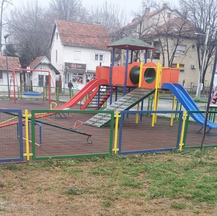 Očišćeno Dečije Igralište na Uglu Krajiške i Kupreške u Zemunu Očišćeno Dečije Igralište na Uglu Krajiške i Kupreške u Zemunu