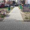 Vredni radnici JKP ”Gradska čistoća” na nekoliko lokacija su uređivali dečija igrališta i parkovske površine.