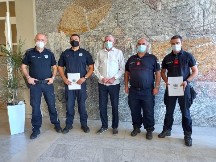 Nagrađen Najbolji Policajac i Vatrogasac za Avgust u Zemunu Nagrađen Najbolji Policajac i Vatrogasac za Avgust u Zemunu