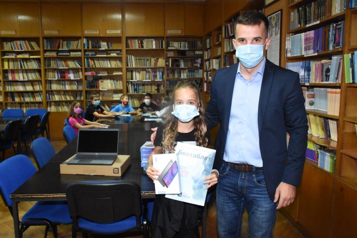 Podela Tableta i Laptopova u Zemunskim Osnovnim Školama Podela Tableta i Laptopova u Zemunskim Osnovnim Školama