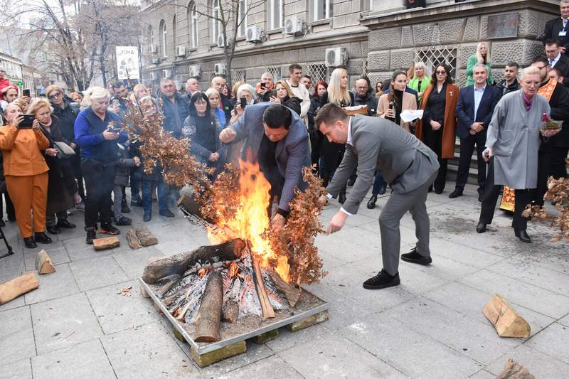 Nalaganje Badnjaka Tradicionalno u Zemunu