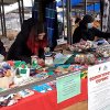 Nastavljajući tradiciju organizovanja novogodišnjih humanitarnih bazara, Volonterski servis Gradske opštine Zvezdara je na „Đeram” pijaci organizovao prodaju predmeta nastalih na kreativnim radionicama.