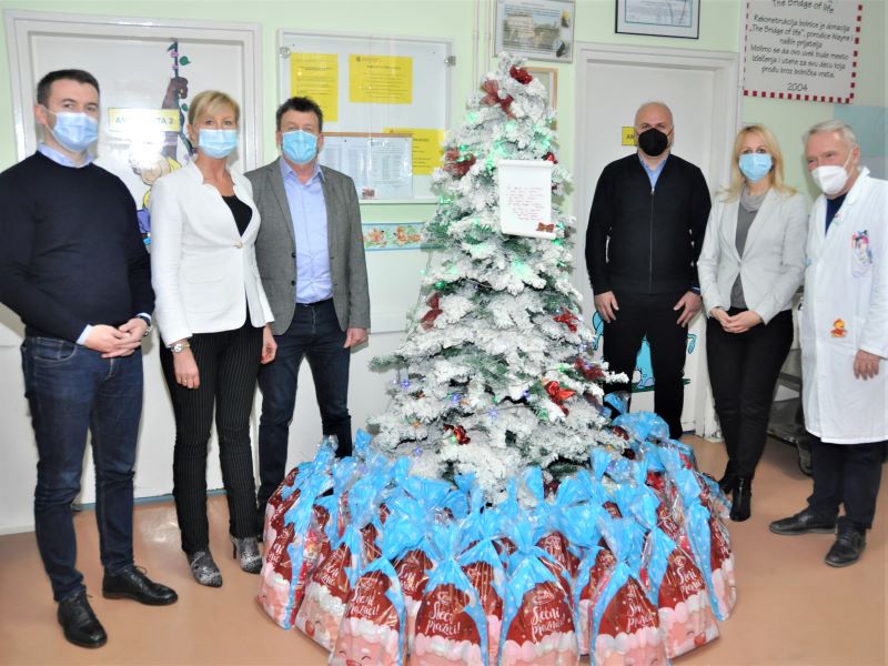 Praznični paketići za male pacijente Bolnice za pedijatriju „Dr Olga Popović Dedijer”