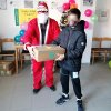 Udruženje „Zvičaj”- Beograd podelilo je i ove godine 150 novogodišnjih paketića deci izbeglih i raseljenih i deci koja žive u porodicama koje su u stanju socijalnih potreba na području gradskih opština Zvezdara i Grocka.