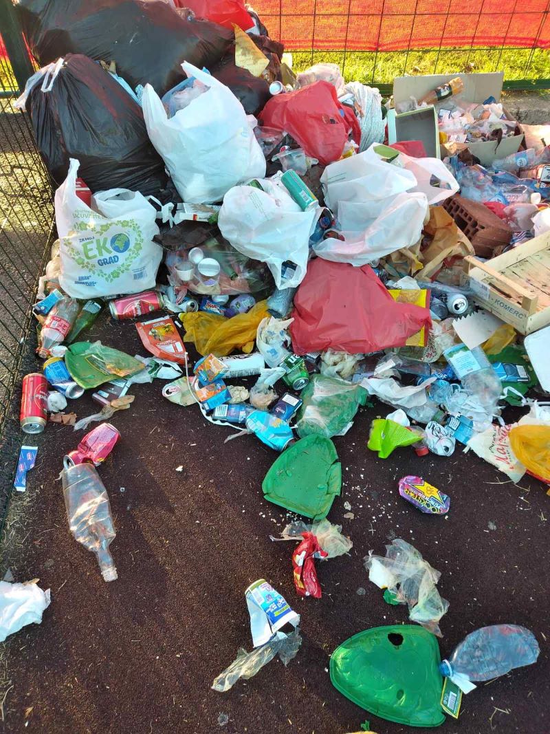 Akcija Čišćenja Dečjeg Igrališta u Bajdinoj Ulici u Malom Mokrom Lugu - Opština Zvezdara