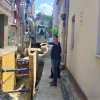 U Banjskoj ulici počela je sanacija kvara na kanalizacionoj mreži, koji je izazvan punjenjem kanalizacione cevi betonom. 