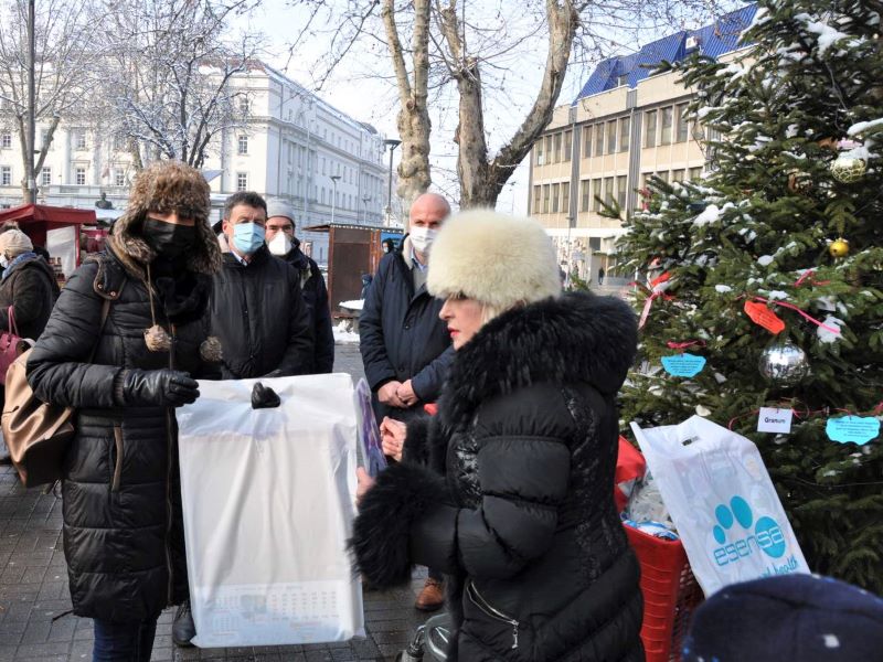 Završen nagradni konkurs za učenike zvezdarskih osnovnih škola podelom nagrada na trgu ispred Opštine