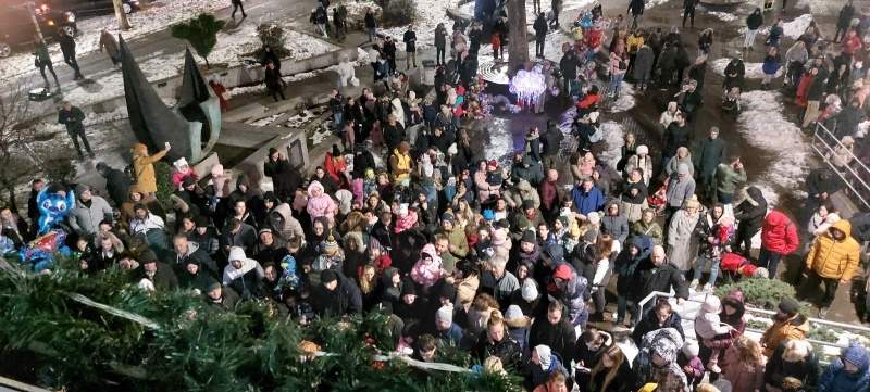 Podela novogodišnjih paketića na platou ispred GO Zvezdara Podela novogodišnjih paketića na platou ispred GO Zvezdara