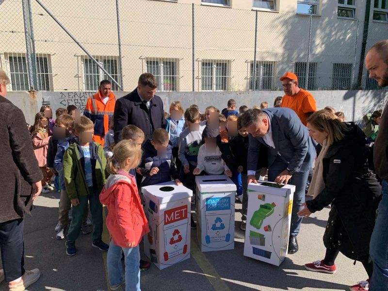 Osnovna škola Veljko Dugošević dobila reciklažne setove i kante Zvezdara Osnovna škola Veljko Dugošević dobila reciklažne setove i kante Zvezdara